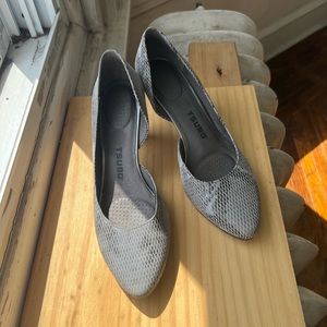 TSUBO pumps in faux gray snake skin size 8.5